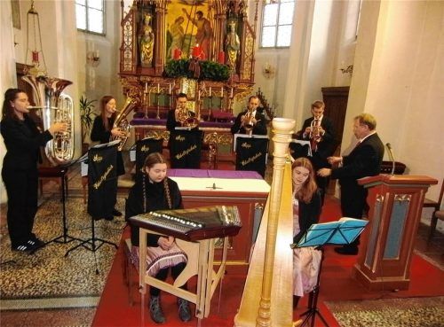 Sepp Eibelsgruber (rechts), sein Bläserquintett und im Vordergrund das Saitenduo Köhler. Foto jaensch