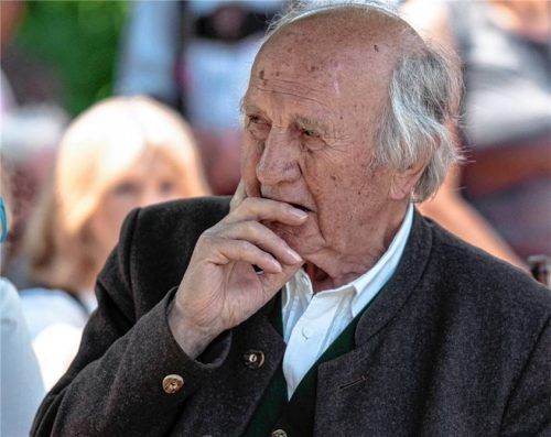 Sepp Wieland: Name und Person sind ein Begriff in Flintsbach und weit darüber hinaus. Sein prüfender und kritischer Blick gelten stets dem Wohl von Sache und Mensch, hier während einer der Musikantenwallfahrten auf den Petersberg, die er begründete. Foto Thomae