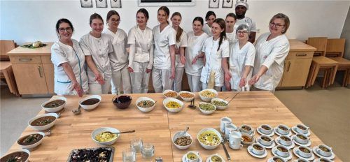 Sie alle haben an dem köstlichen Festtagsmenü mitgewirkt: Die Klasse EV 11 der Berufsfachschule für Ernährung und Versorgung, betreut von Franziska Rauschecker (ganz links) und Martha Heistinger.