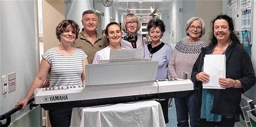 Sie brachten Weihnachtsklänge auf die Stationen: (von links) Janica Adickes, Dragan Miljkovic, Merel van Hoefs, Hilde Varadi, Kerstin Haas, Brigitte Wagner und Annette Grüber von der Romed-Klinik Bad Aibling. Foto RoMed Kliniken