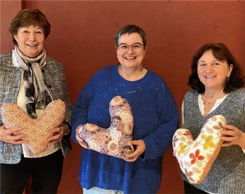Sie engagieren sich für die Herzkissen-Aktion des Frauenbundes: (von links) Vorsitzende Resi Raß, Projekt-Koordinatorin Rosmarie Kaderli und Margit Stockinger. Foto Kotter