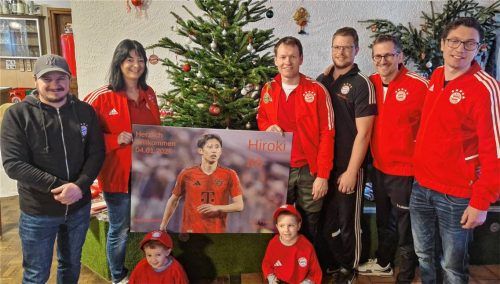 Sie freuen sich schon auf den Bayern-Star, der nach Taufkirchen kommt (von links): Markus Eder, Susi Scheitzeneder, Johannes Wastlhuber, Michael Mittermaier, Thomas Fürstenberger, Klaus Bichlmaier sowie die Kinder: Franzi und Bene Eder. Foto Bayernfanclub Red Power Taufkirchen