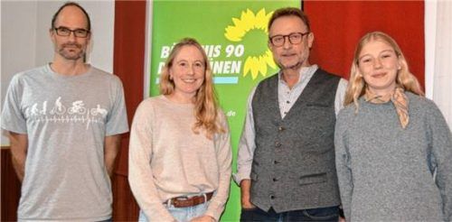 Sie kandidieren auf der Grünen Liste: (von links) Moritz Bayreuther (Platz 2), Bürgermeisterkandidatin Kathi Hallweger (1), Klaus Frank (4) und Lilli Schulz (5).Foto Eder
