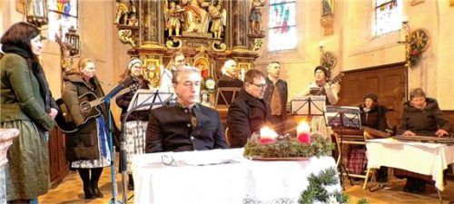 Sie sorgten für besinnliche Momente: (von links) Anna Meyer, Magdalena Freiberger, Manuela Manhart, Irmengard Obelz, Sprecher Georg Kierner, Peter Gäßl, Rupert Eicher, Bernhard Frey, Helga Kierner, Brigitte und Irmgard Gäßl. Foto  Unterforsthuber