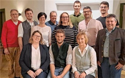 Sie stellen sich in Pittenhart zur Wahl: (sitzend, von links) Monika Lex, Bürgermeisterkandidat Sebastian Unterhuber und Marianne Erb sowie (stehend, von links) Josef Bichler, Florian Stöcklhuber, Christine Künzner, Georg Aringer, Ana Gliesch-Leebmann, Stefan Schmid, Johann Babinger und Johannes Eder. Rechts: Wahlleiter Adi Trenker.Foto Künzner-Hingerl