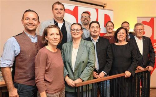 Sie vertreten die SPD bei der Wahl zum Kreistag: (von links) die stellvertretenden Kreisvorsitzenden Tobias Gasteiger aus Grassau und Veronika Vodermaier aus Traunreut, Bürgermeisterkandidat Werner Schulzke aus Fridolfing, stellvertretende Kreisvorsitzende Daniela Baumann, Grassaus Bürgermeister Stefan Kattari, Kreisvorsitzender Sepp Parzinger, Gemeinderätin Marion Krutzlinger aus Altenmarkt, Parlamentarische Staatssekretärin Dr. Bärbel Kofler, Bürgermeisterkandidat Nils Bödeker aus Traunstein und stellvertretender Landrat Sepp Konhäuser.Foto effner