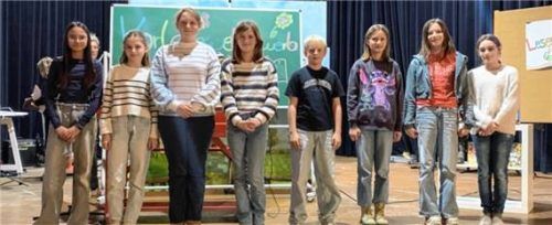Sieben Mädchen und ein Bub traten beim Vorlesewettbewerb in der Realschule an. Foto  Realschule