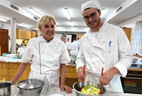 Sieglinde Maier-Stöhr schaut Johannes Eder beim Salatmachen zu. In ihrer 41 Jahre dauernden Lehrtätigkeit ist er ihr erster männlicher Schüler. Fotos AELF Traunstein