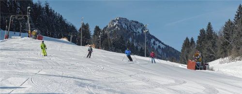 Skifahrer genießen die bestens präparierten Pisten am Oberaudorfer Hocheck: Besonders der Idealhang präsentiert sich derzeit in hervorragendem Zustand.Foto Tourist-Info Oberaudorf