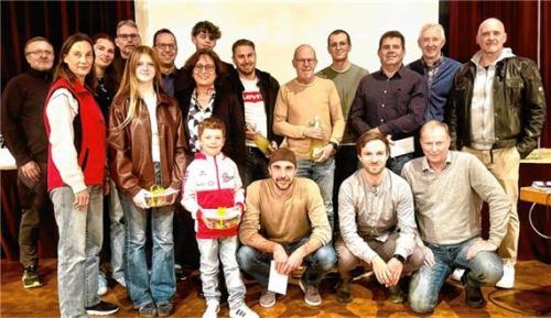 So sehen Sieger aus: die erfolgreichen Sportler aus dem Markt Kraiburg nach der Ehrung. Foto  Kreibich