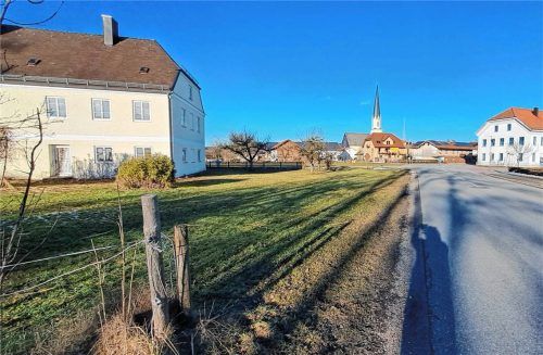 Soll der alte Pfarrhof (links im Bild) gegenüber der Schule zum Hort umgebaut werden? Diese Frage war erneut ein großes Thema im Gemeinderat.Foto Künzner-Hingerl