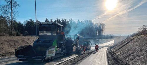 Sonnenschein und Plusgrade: Wegen der guten Witterung im Dezember konnte an der Staatsstraße zwischen Teplitzer Straße und Bahnhofstraße noch asphaltiert werden. Foto Staatliches Bauamt Rosenheim