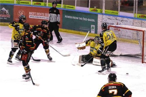 Sonthofens Goalie Calvin Stadelmann kann hier einen Schuss von Patrick Fritz (Mitte) abwehren.Foto Hadersbeck