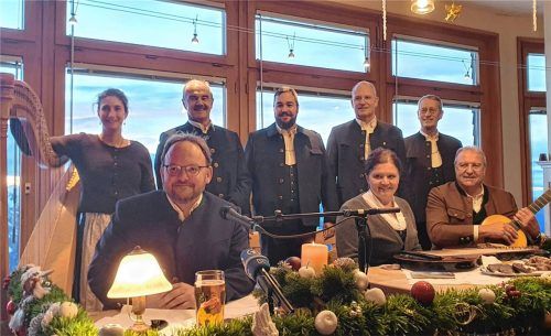 Sorgten wieder für eine besondere Adventsstimmung auf dem Wendelstein: Moderator Andreas Estner, Maria Holzer und Heiner Oberhorner (vorne, von links) sowie Veronika Estner, Anderl Leidgschwendner, Andreas Leidgschwendner, Sepp Grundbacher und Martin Riedl (hinten, von links).Fotos Stuffer-Chunpetsch