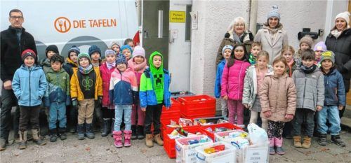 Spender und Empfänger: Die Klasse 1b der Holnstainerschule (Schulhaus Bruckmühl) mit (von links) Hausmeister Michael Schöpf, Tafel-Leiterin Claudia Vill, Lehrerin Claudia Olsson und „Schüler-Mama“ Julia Huber. Foto Baumann