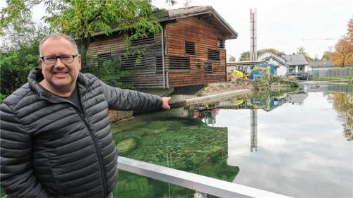 Stadtwerke-Chef Stefan Barber zeigt auf die Baustelle für das Ruhedeck. Foto baumann