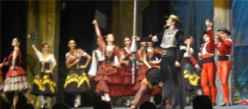 Starke tänzerische Leistungen und fantasievolle Kostüme waren beim Gastspiel des moldadawischen Nationalballetts geboten. Foto Fischer