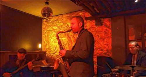 Stars der internationalen Jazzszene wie hier Saul-Rubin-Band spielen auf der kleinen Bühne. Foto Friedrich