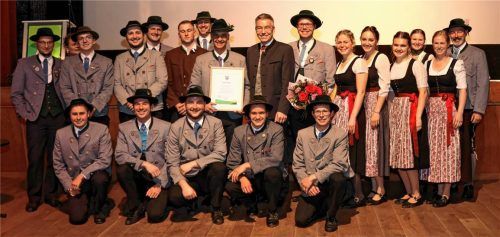 Stefan Kröll mit der Aktiven Gruppe erhält von Landrat Otto Lederer und Kulturreferentin Anke Hellmann den Sonderpreis des Landkreises Rosenheim. Foto Landratsamt Rosenheim