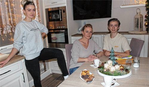 Stefanie Frank (Mitte), hier mit ihren Kindern Liliane (links) und Miguel (rechts), schlägt bereits zum siebten Mal ihr Winterquartier in Mühldorf auf. Fotos Ursula Huckemeyer