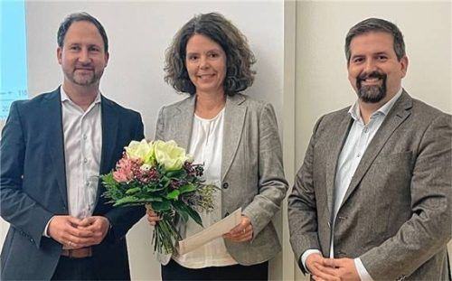 Stefanie Kraus (Mitte) ist die neue Standesbeamtin im Standesamtsbezirk Riedering. Glückwünsche erhielt sie von Bürgermeister Christoph Vodermaier und Verwaltungsleiter Johannes Lang. Foto  Kirchner