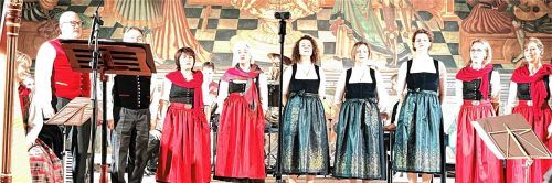 Stehende Ovationen gab es für die mitwirkenden Künstler beim Wasserburger Adventssingen. Foto Janeczka