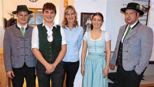 Stellvertretender Vorsitzender Markus Embacher (links) und Vorsitzender Hans Mayr (rechts) begrüßten die neuen Mitglieder (von links) Leonhard Rauscher, Christine Kaffl und Sophia Eutermoser. Foto Peter Strim