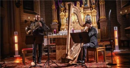 Stimmen musikalisch auf Weihnachten ein: Hornist Sebastian Krause und Harfenist Johann Niedermaier.Foto  re