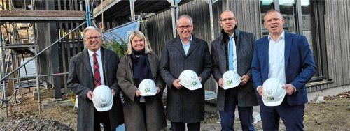 Stolz auf ein zukunftsweisendes Bauprojekt: (von links) Wasserburgs Bürgermeister Michael Kölbl, Dagmar Fritz-Kramer, Geschäftsführerin der Firma Baufritz, Bezirkstagspräsident Thomas Schwarzenberger, Klinik-Geschäftsführer Dr. Karsten Jens Adamski und Jan Termin, Geschäftsführer der Oberbayerischen Heimstätten. Foto Birkhof