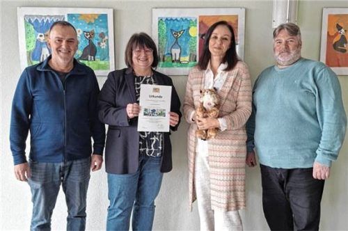 Stolz auf ihre ehemaligen Schüler: (von links) Konrektor Christian Mannel, Schulamtsdirektorin Beate Waldinger, die Klassenleiterin der letztjährigen vierten Klasse, Sabine Haserer, sowie Rektor Markus Blümel.