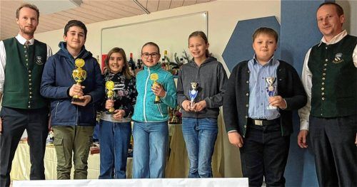 Stolz präsentierte der Schützen-Nachwuchs seine Pokale nach dem Schießen.Foto berger