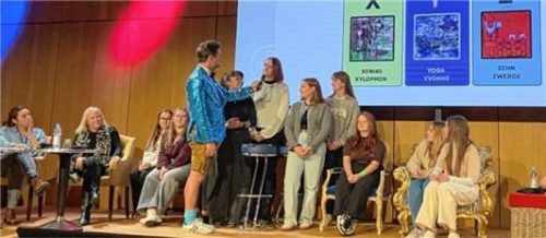 Studenten stellen das Projekt „Audio-Memory“ vor, das mit dem Crossmedia-Preis ausgezeichnet wurde. Foto re