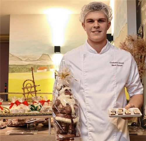 Süßwarentechnologe Simon Dengel fertigt selbst Zimt-Nougat-Pralinen an. Foto Sophie Mischner