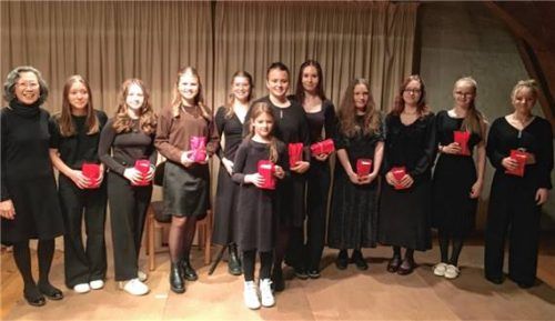 Sylvani Utami (links) mit ihren Musikschülern am Ende des Konzerts. Foto jaensch