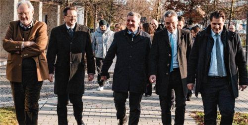 Tauschten sich in Bad Aibling über das Bauen der Zukunft aus: (von links) Dr. Ernst Böhm, Bürgermeister Stephan Schlier, Staatsminister Christian Bernreiter, Landrat Otto Lederer und CSU-Ortsvorsitzender Dr. Thomas Geppert. Foto Christoph Leonhardt, InAlpinus Design/CSU