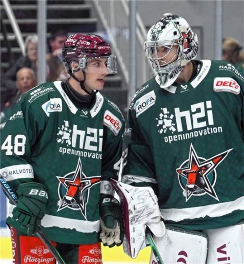 Teile der Rosenheimer Defensive beim Top-Spiel: Verteidiger Maximilian Adam (links) und Torhüter Christopher Kolarz, der nach längerer Pause wieder zwischen den Pfosten steht.Foto Hans-Jürgen Ziegler