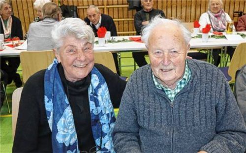 Theresia Englhart freute sich über den Besuch des Kriegsteilnehmers Josef Heller. Foto Stache