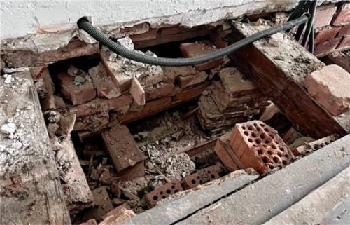 Tiefe Einblicke: der Dachboden des Rathauses in Kraiburg muss dringend saniert werden.Foto Kreibich