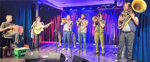 Top in Sound und Witz: die Kapelle So&So beim Auftritt im Mühldorfer Haberkasten. Foto Kreibich
