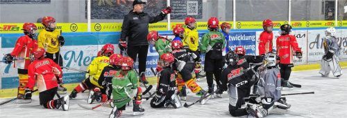 Trainer Franz Häusler erklärt, was als Nächstes trainiert wird. „Wir machen hier klassischen Breitensport. Bei uns geht es sehr familiär zu, der Spaß steht im Vordergrund, es gibt weniger Leistungsdruck.“ Körperliche Fitness, herausragende Koordination, Disziplin, Teamgeist, Zusammenhalt, Verantwortungsbewusstsein, Leistungsbereitschaft, gegenseitiger Respekt und Rücksicht sind das Ergebnis dieser Nachwuchsarbeit.