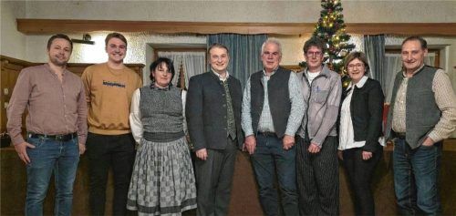 Treten bei der Kommunalwahl für die CSU an: Hans Riedl, Josef Blank, Nicole Hintermayr, Dr. Peter Mayer, Josef Kink, Georg Prankl, Marianne Loferer, Georg Daxenberger. Foto CSU