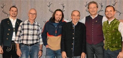 Treue zur Musik: (von links) Bezirksmusikverbandsvertreter Thomas Geisreiter ehrte Gerhard Steffek (50 Jahre), Konrad Boschner (40 Jahre) sowie Peter Gassner und Wolfgang Diem (beide 50 Jahre). Dies freute auch den Vorsitzenden Tobias Gasteiger. Foto eder