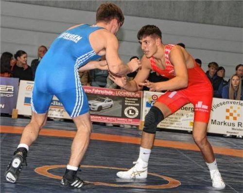 TVT-Leichtgewichtler Manuel Kuliev (rotes Trikot) will einen Sieg beisteuern.Foto TVT