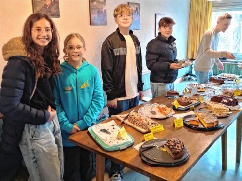 Über 20 Kuchen, Torten und Gebäck boten die Ministranten an. Foto RE