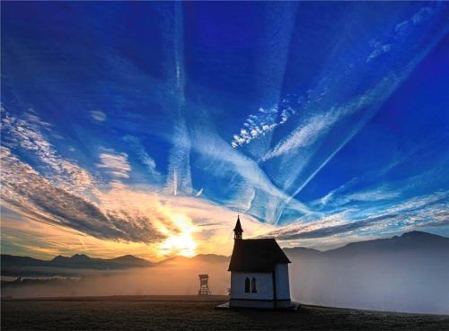 Über dem Nebel vor blauem Himmel steht diese Kapelle im Grabenstätter Süden. Foto Niederbuchner