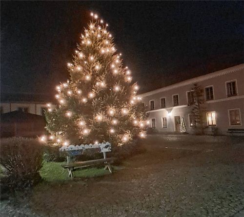 Über den Obinger Rathausplatz strahlt der Weihnachtsbaum, die Gemeinderäte trafen sich zur letzten Sitzung dieses Jahres. Foto  Künzner-Hingerl