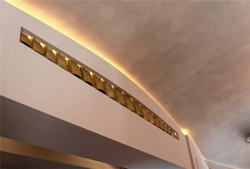 Über der Orgel wurden die Kuhglocken angebracht. Durch Luftdruck geraten sie in Bewegung und erklingen.