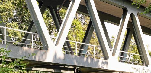 Über die Königswarter Brücke fährt oben die Bahn, unten wäre Platz für Fußgänger und Radfahrer. Foto Günster