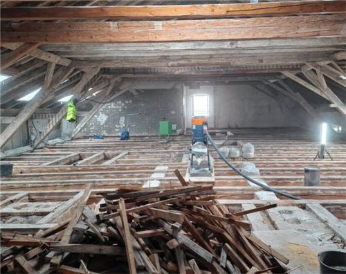 Umfangreiche Sanierungsarbeiten laufen im historischen Dachstuhl. Foto Stadt Rosenheim