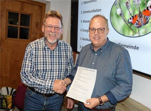 Unter dem Titel „Gemeinwohl – Was uns bewegt?“ stand der Stammtisch der Bund-Naturschutz-Ortsgruppe Seeon-Seebruck-Truchtlaching im Bürgertreff in Seeon. Deren Vorsitzender Richard Gruber (links) überreichte Bürgermeister Martin Bartlweber die Auswertung der gleichnamigen Bürger-Befragungsaktion.Foto müller